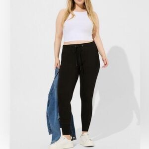 Full Length Signature Waist Jogger
Pocket Legging